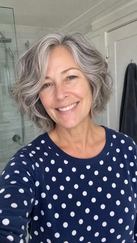 مدل موی کوتاه زنانه - 17. Layered Wavy Bob with Natural Gray Blend