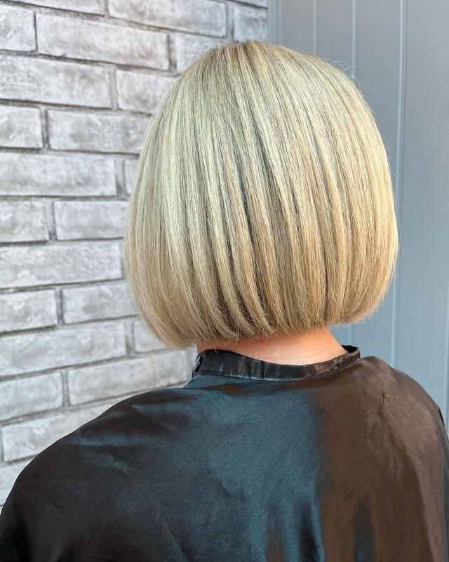 2. مدل موی باب Creamy Blonde Rounded Blunt Bob
