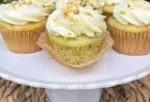 طرز تهیه کاپ کیک پسته چیده شده روی دیس.