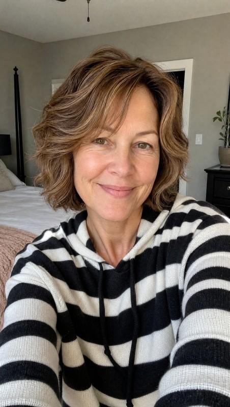 مدل موی کوتاه زنانه - 7. Soft Layered Bob with Honey Brown
