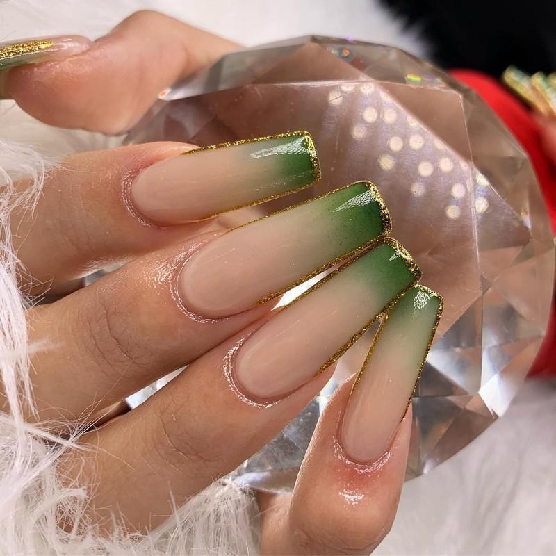 طراحی ناخن سبز و طلایی