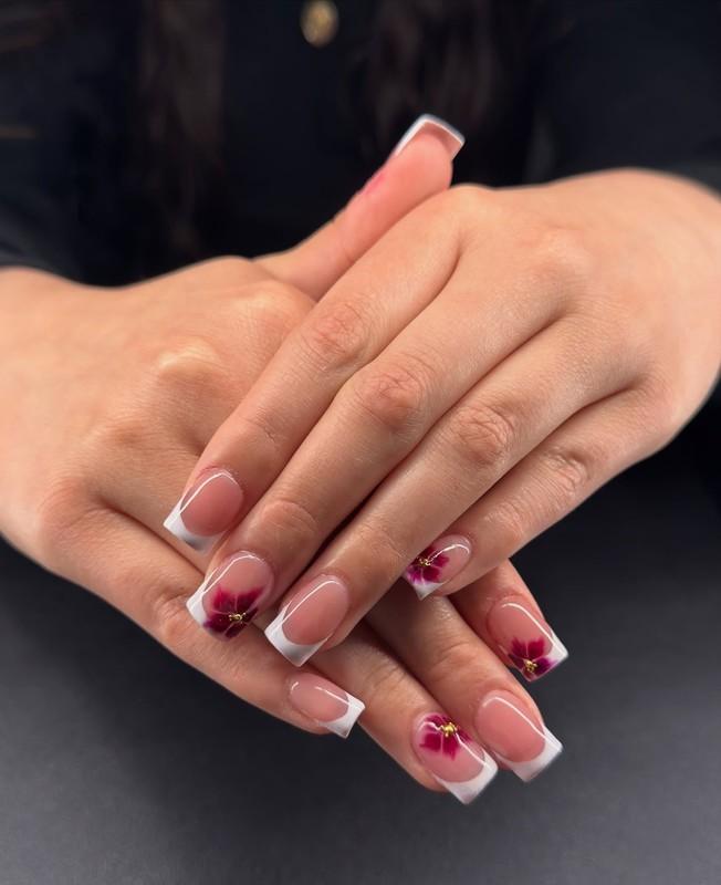 مدل ناخن مربعی ساده نود با گل های زرشکی