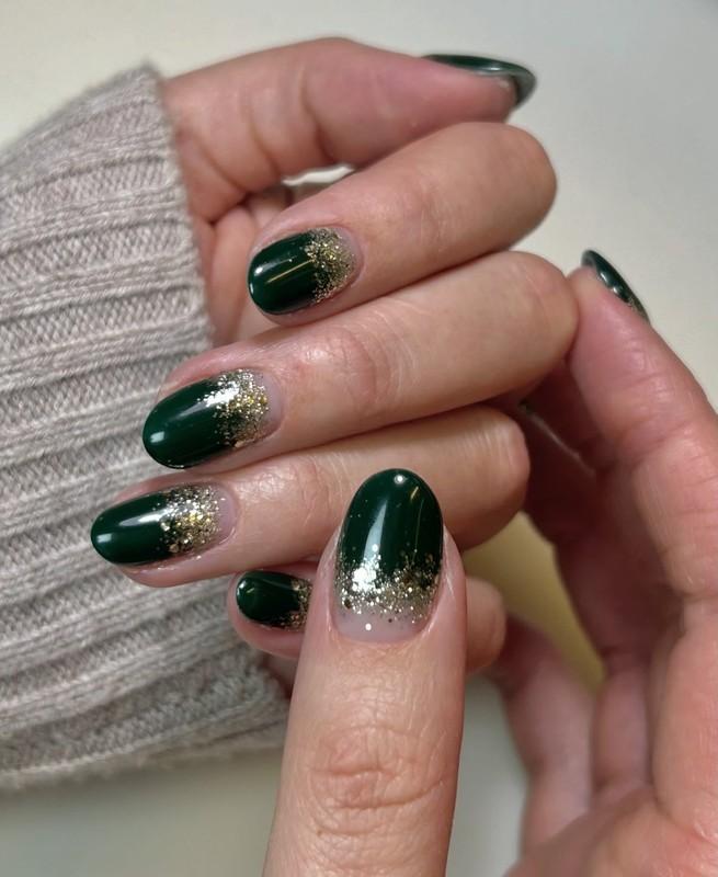 طراحی ناخن سبز و طلایی