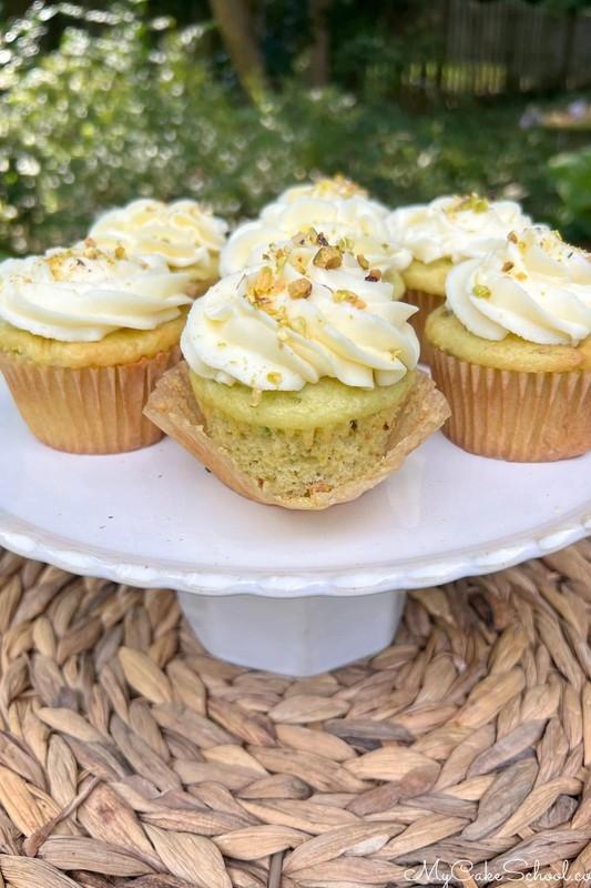 طرز تهیه کاپ کیک پسته در دیس.