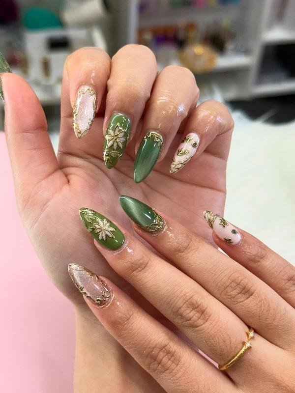 طراحی ناخن سبز و طلایی