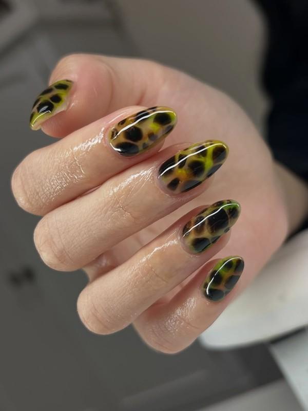 مدل طراحی ناخن دخترانه با طرح پوست لاک پشتی