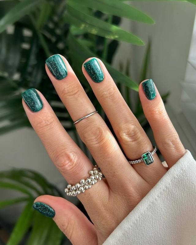طراحی ناخن زمستانی جدید با اکلیل سبز زمردی