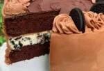 طرز تهیه کیک چیزکیک اوریو، برش خورده، روی پایه مخصوص.