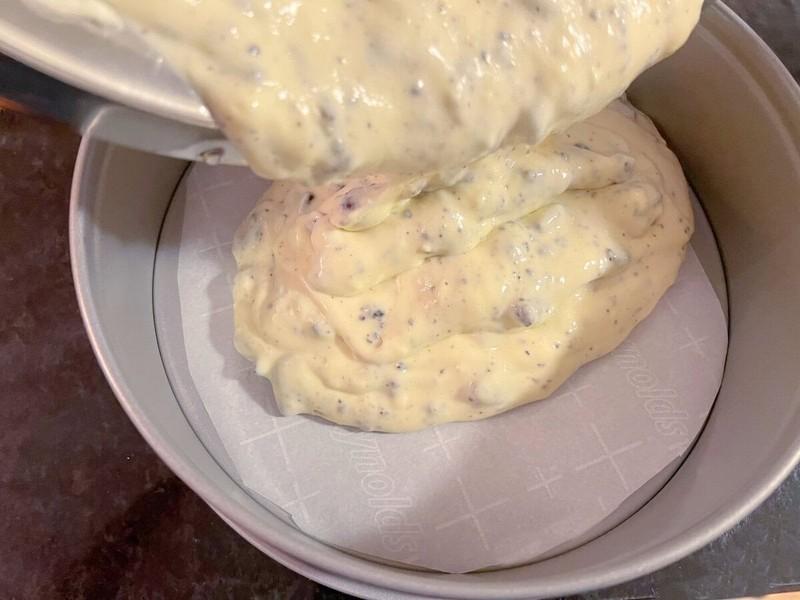 طرز تهیه کیک چیزکیک اوریو، ریختن مایه لایه چیزکیک.