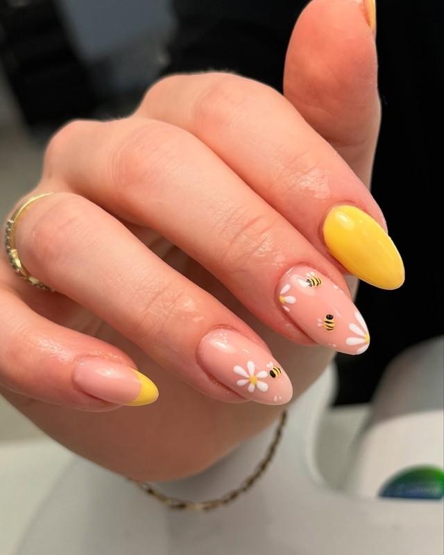 طراحی ناخن زنبوری با گل های طلایی