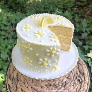 طرز تهیه کیک لیمویی با شکلات سفید روی پایه مخصوص.