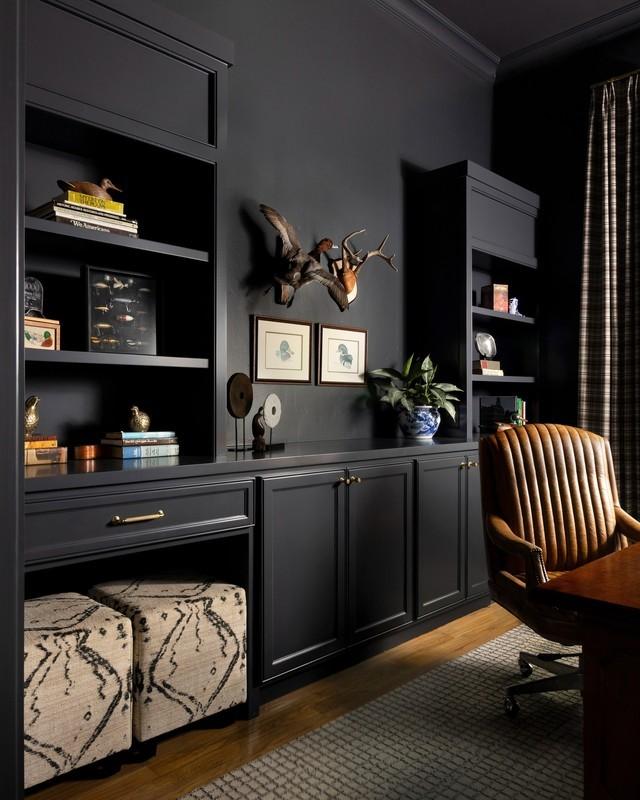 طراحی دکوراسیون اتاق کار کلاسیک با رنگ ذغالی و کابینت های توکار