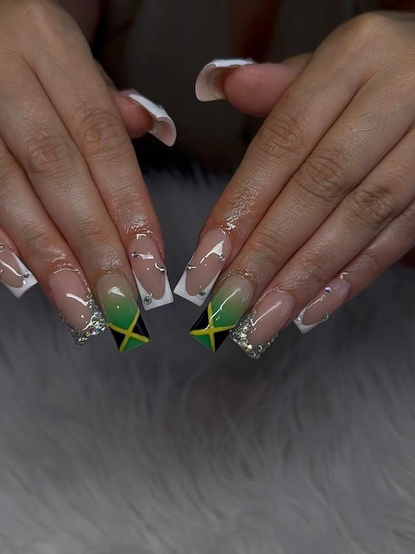 طراحی ناخن رنگی جدید تابوتی با طرح پرچم جامائیکا و نگین کاری