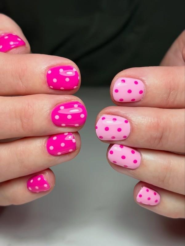 مدل ناخن خال خالی دو رنگ صورتی روشن و سرخابی