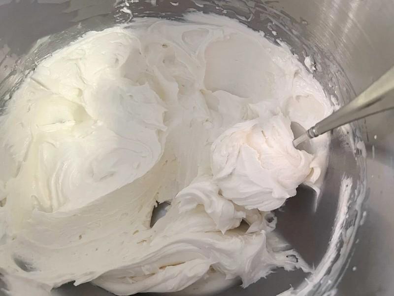 طرز تهیه کیک لیمویی در کاسه فراستینگ شکلات سفید.
