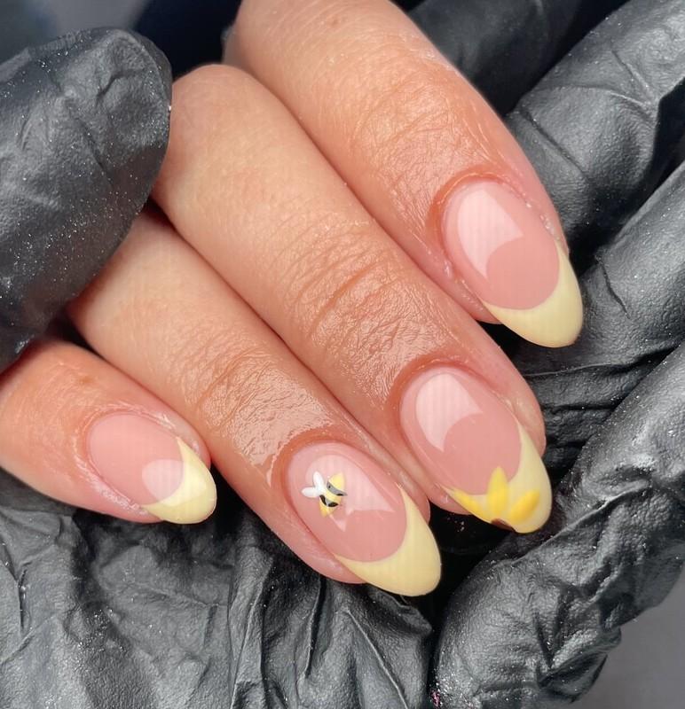 طراحی ناخن زنبوری مینیمال