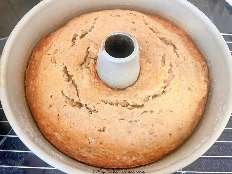 طرز تهیه کیک موز و آناناس تازه پخته شده