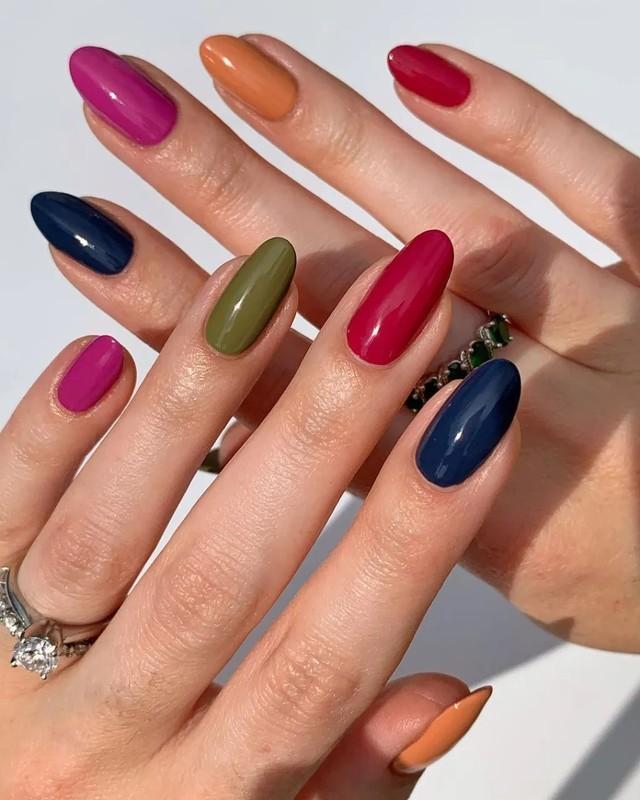 طرح ها و ایده های طراحی ناخن زمستانی ساده اسکیتی ناهماهنگ رنگارنگ