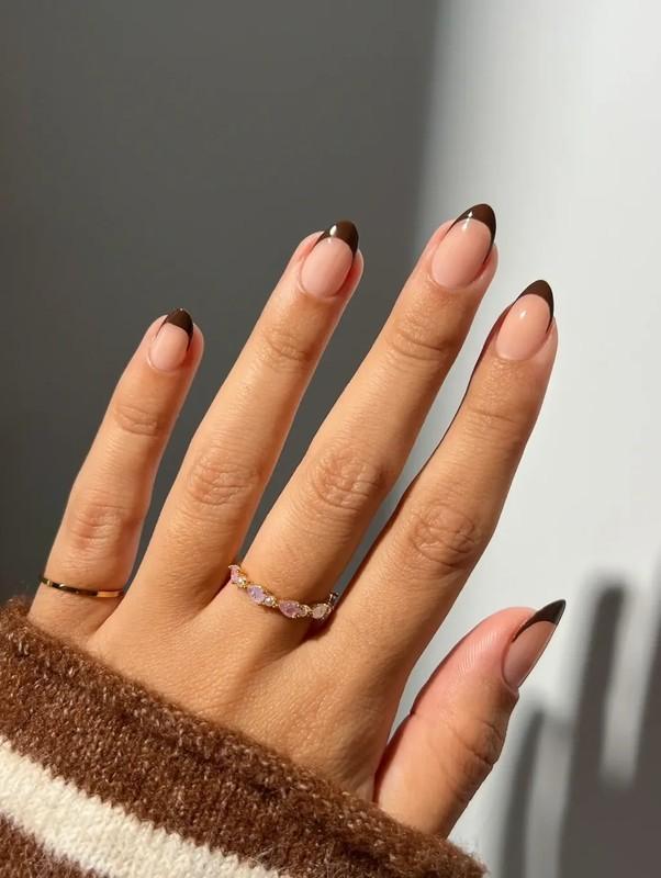فرنچ کوتاه با نوک های قهوه ای برای طراحی ناخن کوتاه