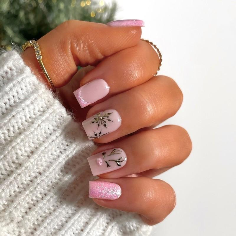 طراحی ناخن کریسمس با اکلیل صورتی یخی