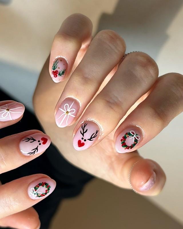 طراحی ناخن کریسمس با گوزن و حلقه گل