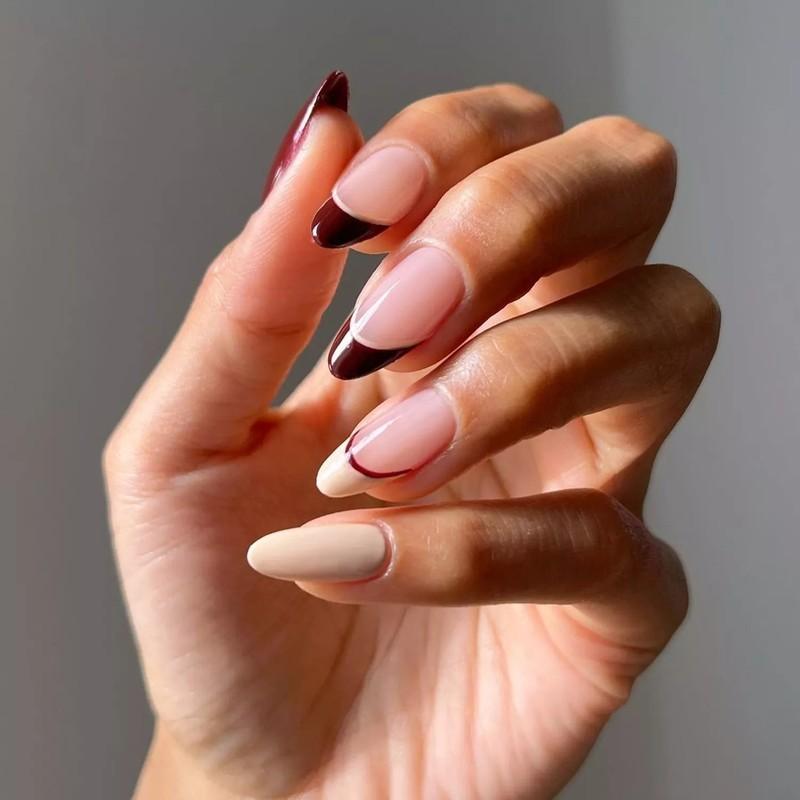 مدل فرنچ ناخن پاییزی با خطوط زرشکی و کرم