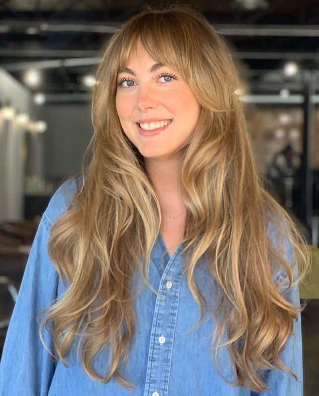 مدل موی لیر بلند با چتری پرده ای و رنگ عسلی