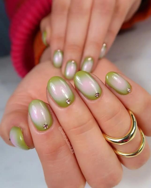 طراحی ناخن اورا سبز و صورتی با جزئیات کریستالی