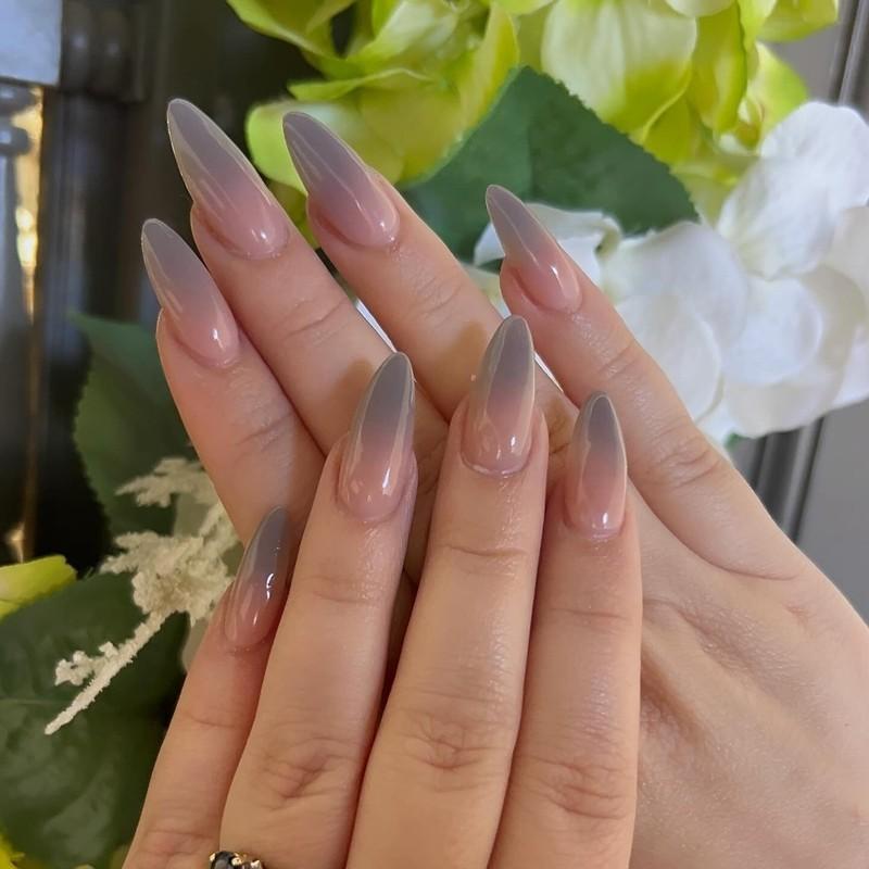 طراحی ناخن صورتی و طوسی استیلتو با طرح آمبره