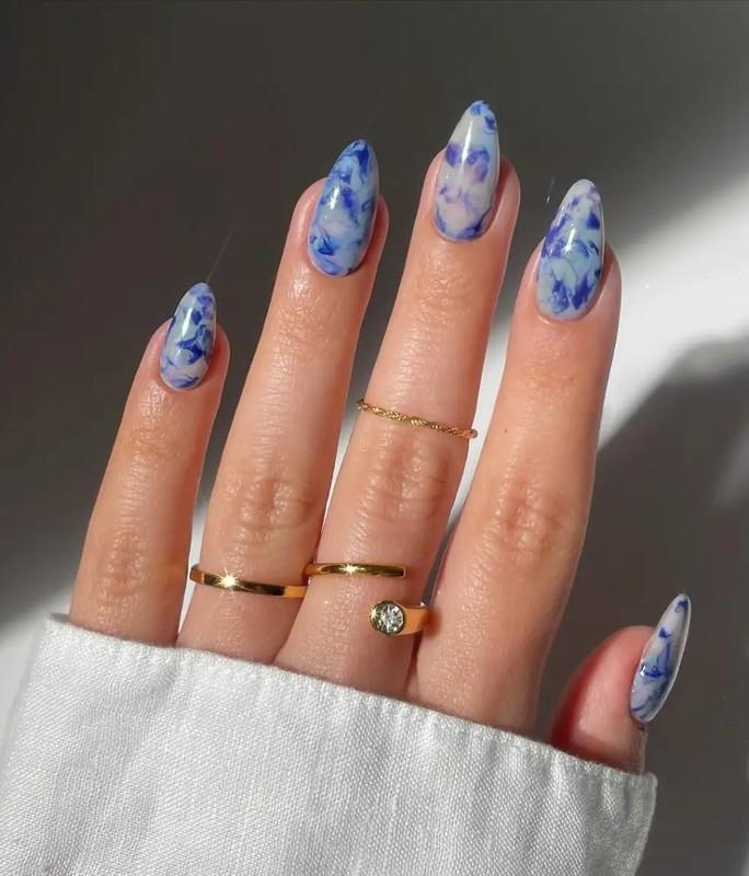 طرح مرمری آبی در مدل ناخن ژله ای