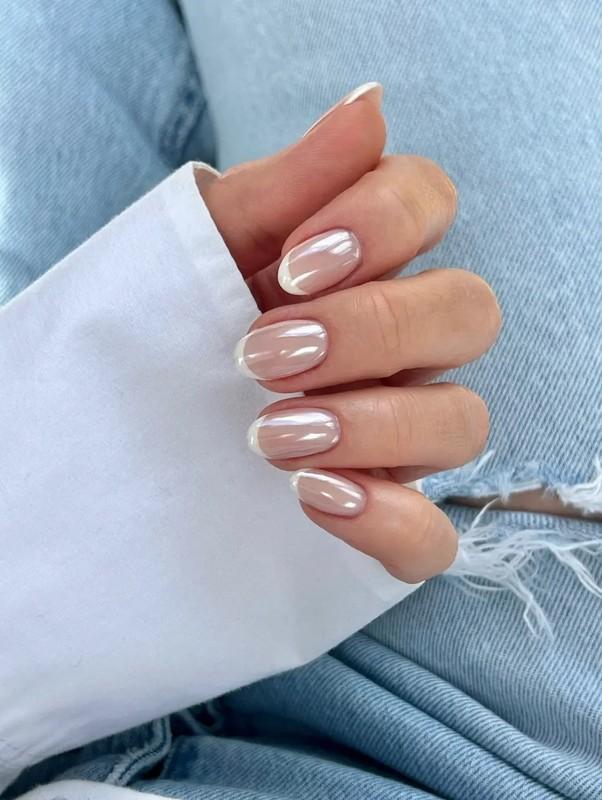 فرنچ کوتاه با درخشش صدفی برای طراحی ناخن کوتاه