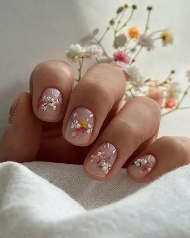 ناخن های کلاسیک کوتاه با طراحی گل خشک و مروارید در طراحی ناخن کوتاه