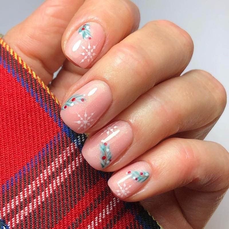 طراحی ناخن کریسمس با نقوش گل و برف