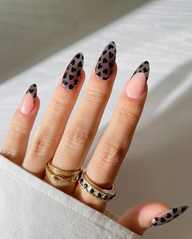 طرح قلب روی مدل ناخن ژله ای مشکی شفاف
