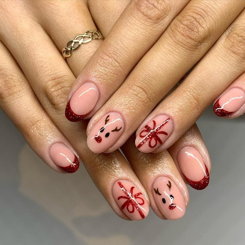 طراحی ناخن کریسمس با زمینه صورتی نود