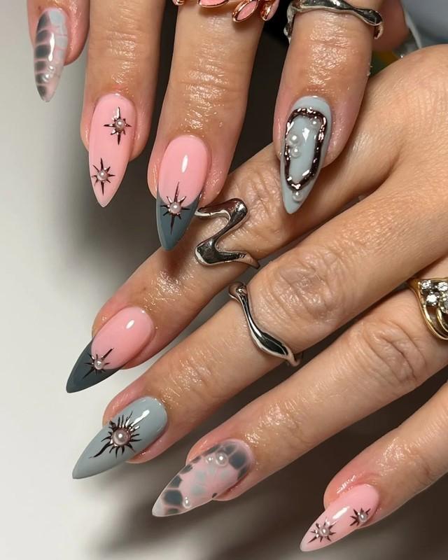 طراحی ناخن صورتی و طوسی استیلتو صدفی
