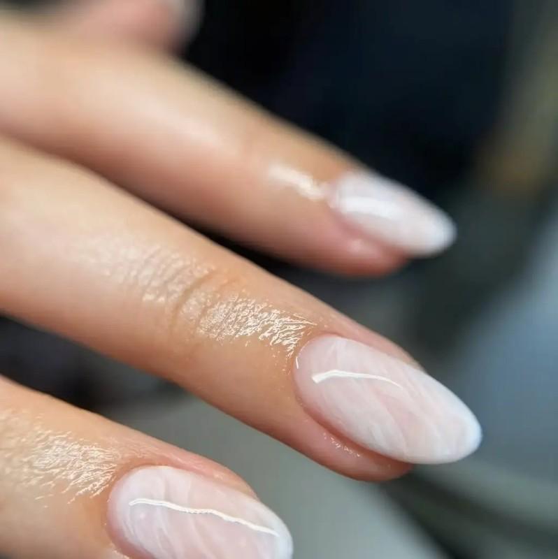 ناخن های بادامی با طراحی ناخن میلکی سفید با طرح پیچ وپک مرمر سفید نرم