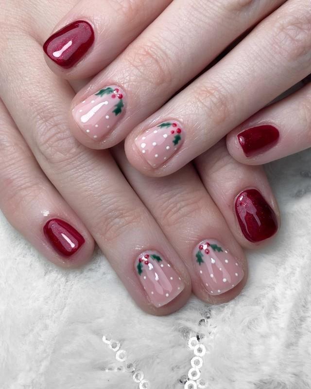 طراحی ناخن کریسمس با رنگ کرنبری و برگ خاس
