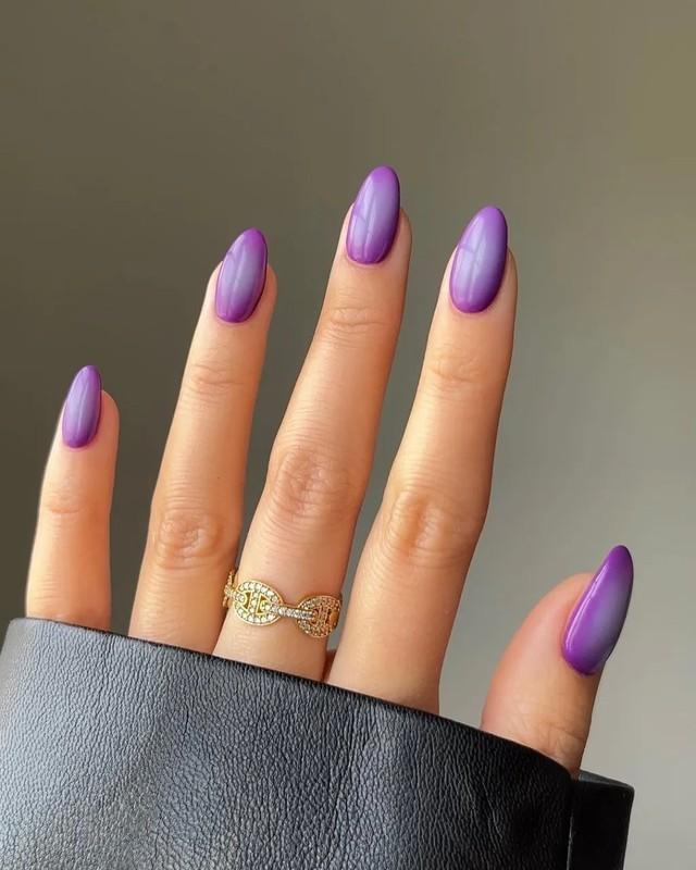 طراحی ناخن اورا بادامی بنفش تیره