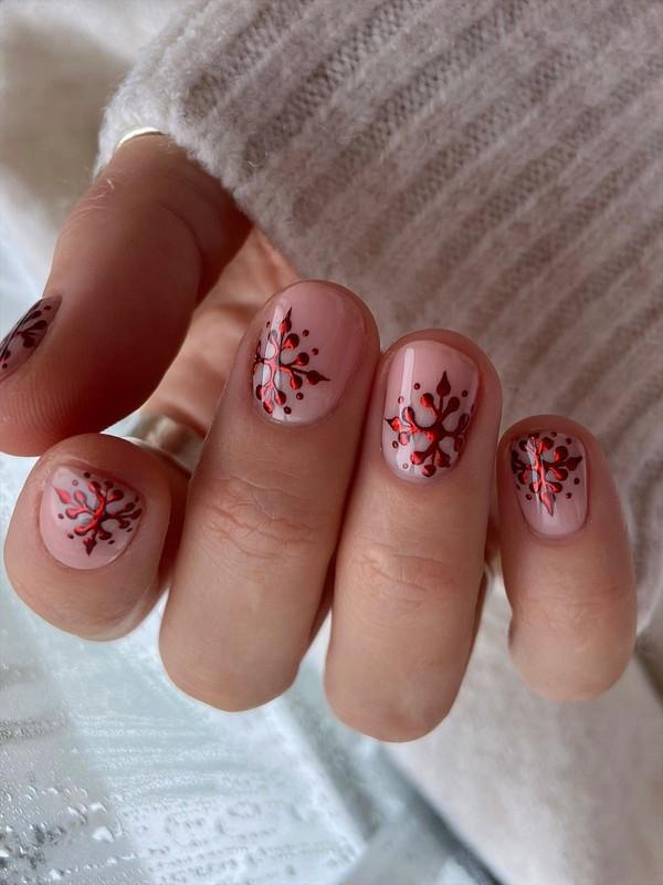 طراحی ناخن کریسمس با دانه برف متالیک قرمز