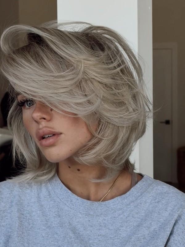 مدل موی باب کوتاه لایه دار و پرحجم با رنگ بلوند نقره ای