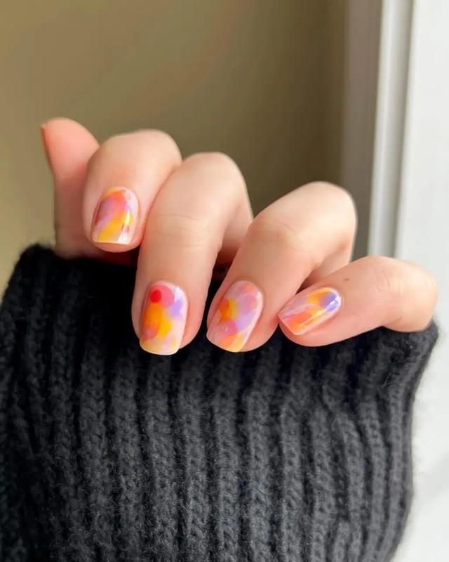 طراحی آبرنگی روی مدل ناخن ژله ای