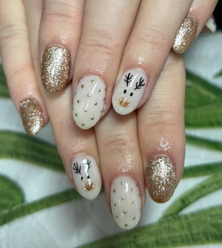 طراحی ناخن کریسمس زمینه عاجی