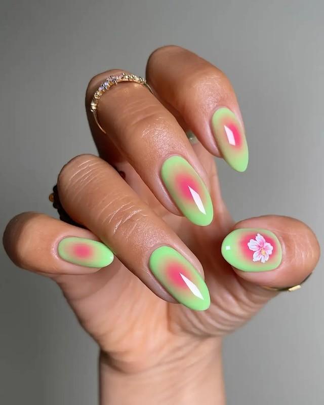 طراحی ناخن اورا صورتی و سبز با گل سه بعدی