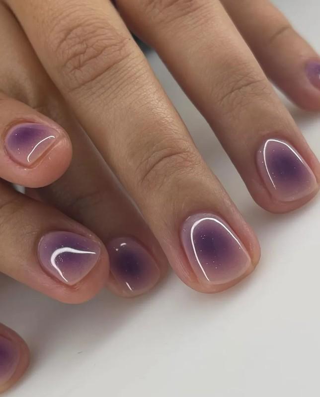 ناخن های کوتاه ساده بامزه طراحی ناخن ولنتاین با طراحی های آمبره بنفش و اکلیل ظریف