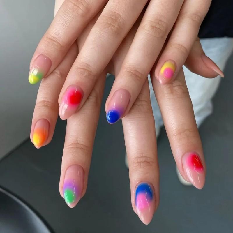طراحی ناخن اورا آمبره رنگین کمانی ناهماهنگ روشن