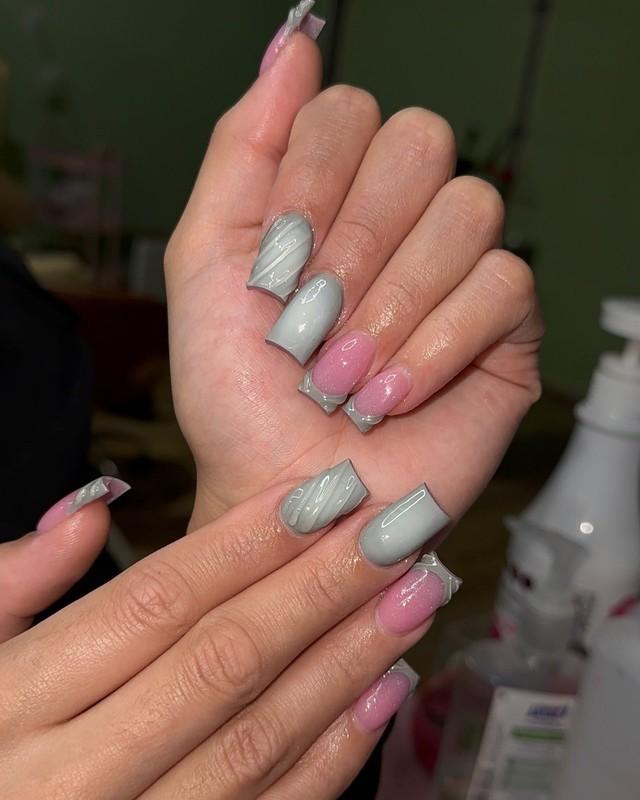 طراحی ناخن صورتی و طوسی مجسمه گونه