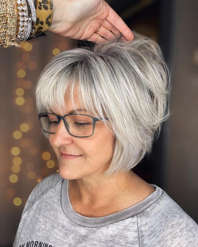 مدل باب لایه ای خاکستری نقره ای با چتری های کم حجم مدل موی باب کوتاه