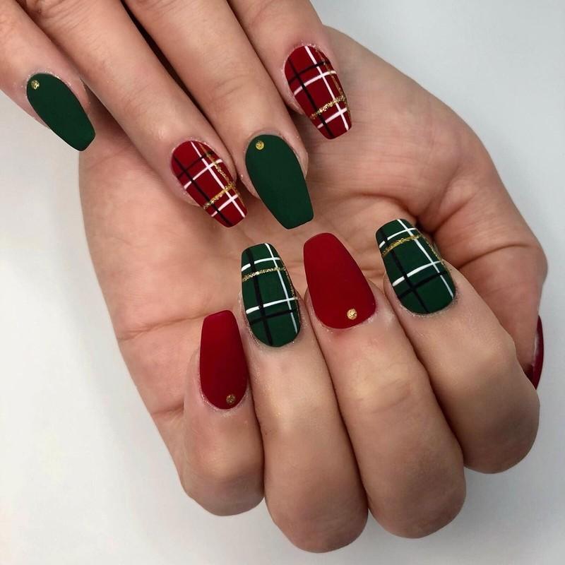 5. مدل ناخن کریسمسی مات با طرح چهارخانه