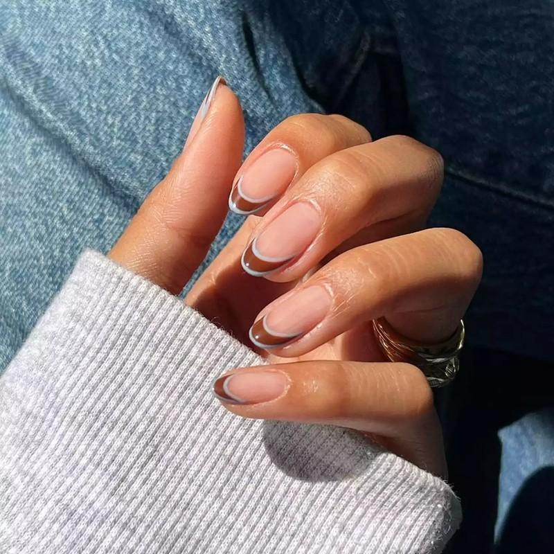 مدل فرنچ ناخن پاییزی مینیمالیست با خطوط خاکستری و قهوه ای